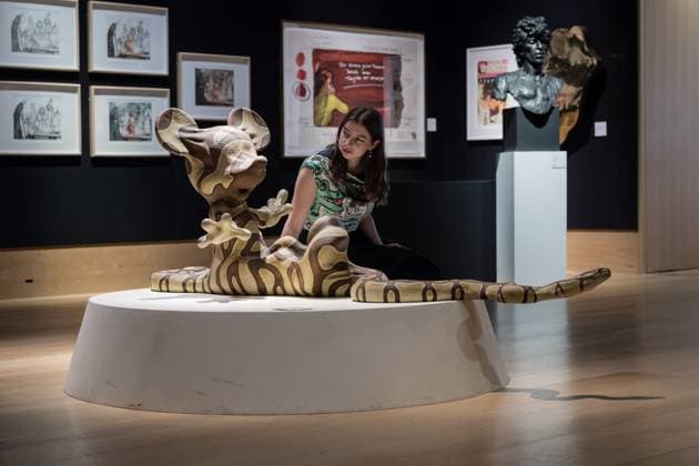 Entertainment Themen der Woche KW16 Entertainment Bilder des Tages Photocall At Bonhams For British. Cool. Sale In London LONDON, UNITED KINGDOM - APRIL 14, 2025: A staff member looks at Mickey Snake, 2015, by Banksy, estimate: Â£150,000 200,000 during a photocall for the British. Cool. sale at Bonhams auction house in London, United Kingdom on April 14, 2025. London Greater London United Kingdom  Copyright: xWIktorxSzymanowiczx originalFilename: szymanowicz-photocal250414_np6RC.jpg