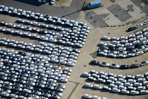 Germany , car export GERMANY Hamburg port, car export by ship, Audi and Volkswagen before loading on ship *** Deutschland Hamburg, Hafen, Autoexport am Oswaldkai, Volkswagen und Audi vor Verladung auf ein RoRo Schiff Hamburg Germany