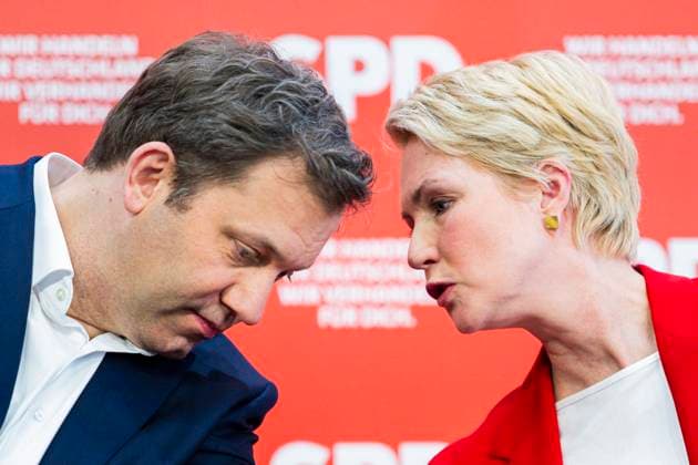 Bilder des Jahres 2025, News 04 April News Themen der Woche KW16 News Bilder des Tages 14.04.2025 - Dialogkonferenz der SPD-Parteispitze in Hannover vor dem Start des SPD-Mitgliedervotums über den ausgehandelten Koalitionsvertrag der SPD mit CDU und CSU. Im Bild: Lars Klingbeil (Parteivorsitzender), Manuela Schwesig (Ministerpräsidentin Mecklenburg-Vorpommern). , Hannover Niedersachsen Deutschland Karriere-Campus *** 14 04 2025 Dialogue conference of the SPD party leadership in Hanover before the start of the SPD membership vote on the SPDs negotiated coalition agreement with the CDU and CSU In the picture Lars Klingbeil Party Chairman , Manuela Schwesig Minister President Mecklenburg-Western Pomerania , Hanover Lower Saxony Germany Career Campus