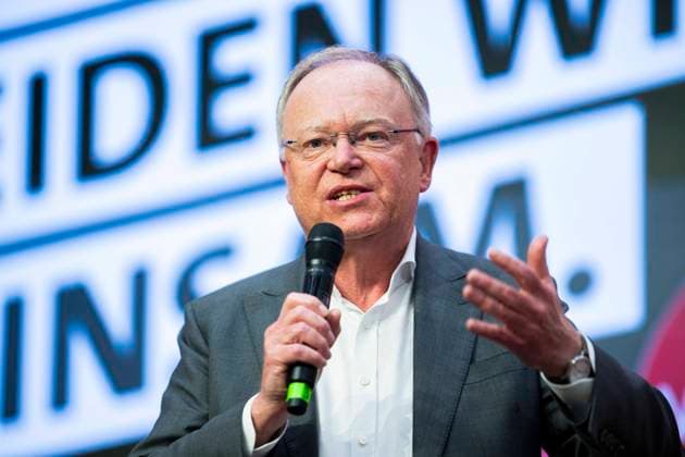 News Themen der Woche KW16 News Bilder des Tages 14.04.2025 - Dialogkonferenz der SPD-Parteispitze in Hannover vor dem Start des SPD-Mitgliedervotums über den ausgehandelten Koalitionsvertrag der SPD mit CDU und CSU. Im Bild: Stephan Weil (Ministerpräsident Niedersachsen). , Hannover Niedersachsen Deutschland Karriere-Campus *** 14 04 2025 Dialogue conference of the SPD party leadership in Hanover before the start of the SPD membership vote on the SPDs negotiated coalition agreement with the CDU and CSU In the picture Stephan Weil Minister President of Lower Saxony , Hanover Lower Saxony Germany Career Campus