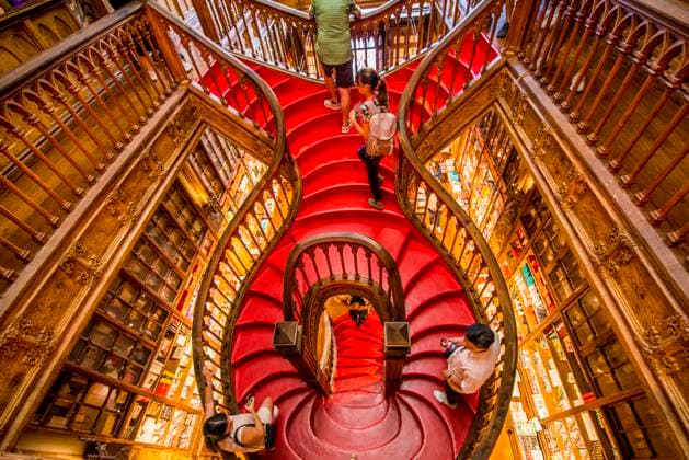 Ornate staircase in the Lello Bookshop (Livraria Lello) or Harry Potter s bookstore, Porto, Portugal. (Editorial Use Only)  Copyright: xMichaelxDeFreitasx x EU23 MDE0095