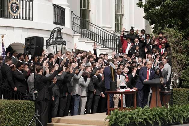 News Themen der Woche KW16 News Bilder des Tages President Trump is visited by the 2025 College Football National Champions - The Ohio State University on the South Lawn of the White House in Washington, DC on Monday, April 14, 2025.  WAS20250414565 KenxCedeno