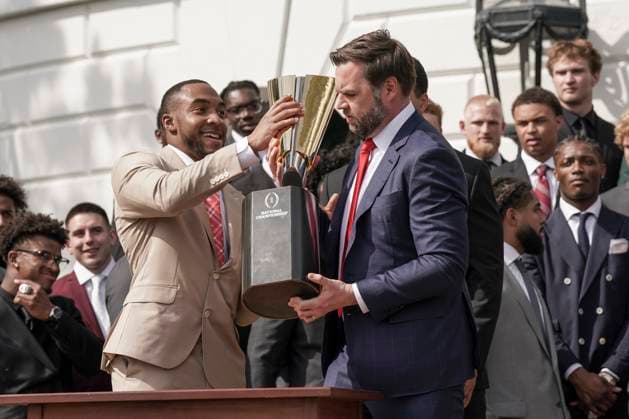 News Bilder des Tages Ohio State University football player TreVeyon Henderson, left, catches the top of the team s championship trophy after Vice President JD Vance tries to pick it up when President Trump welcomed the 2025 College Football National Champions - The Ohio State University on the South Lawn of the White House in Washington, DC on Monday, April 14, 2025.  WAS20250414576 KenxCedeno