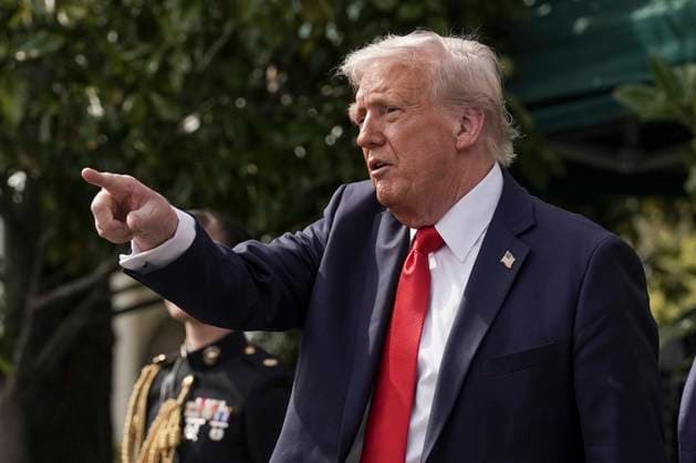 U.S. President Donald Trump points to the crowd after welcoming the 2025 College Football National Champions, Ohio State University on the South Lawn of the White House in Washington, DC on Monday, April 14, 2025.  WAS20250414602 KenxCedeno