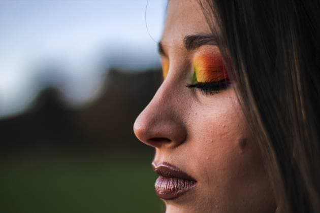 Creative Highlights Symbolfotos Detail eines geschlossenen Auges eines Mädchens mit farbigem Make up an der Außenseite des Hauses Detail of a closed eye of a girl with colored make-up on the outside of the house Copyright: imageBROKER IvanxLasxHeras ibxila12834861.jpg ,model released, Symbolfoto ,property released