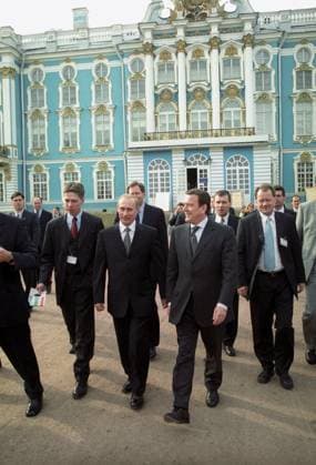 Meeting of Russian and German leaders Vladimir Putin and Gerhard Schroeder in St. Petersburg 8901353 10.04.2001 German Chancellor Gerhard Schroeder visits Russia as part of the St. Petersburg Dialogue Russian-German forum. Following the two-day meeting, Russian President Vladimir Putin, third left, and German Chancellor Gerhard Schroeder, fourth left, visited the State Hermitage Museum in St. Petersburg. Vladimir Rodionov St. Petersburg Russia  Copyright: xVladimirxRodionovx