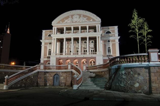 Das Teatro Amazonas ist ein Opernhaus in Manaus, Brasilien. Am 31. Dezember 1896 eingeweiht, wurde es durch die Einnahmen des Kautschukbooms finanziert. Der Film Fitzcarraldo von Werner Herzog aus dem Jahr 1982 machte das Teatro Amazonas wieder in Deutschland bekannt. Außerdem hat Sharon Lockhart 1999 den Film Teatro Amazonas veröffentlicht und hatte von Juni bis August 2000 eine Ausstellung über dieses Opernhaus im Kunstmuseum Wolfsburg. Die Geschichte dieses Opernhauses begann, als der Abgeordnete Antônio José Fernandes Júnior das Projekt 1881 vorschlug und es genehmigt wurde. Den Auftrag zur Planung des architektonischen Werks erhielt 1883 das Gabinete Português de Engenharia e Arquitetura (Portugiesisches Büro für Ingenieurwesen und Ar Copyright: imageBROKER JensxNieswandt ibxiqx13046675.jpg