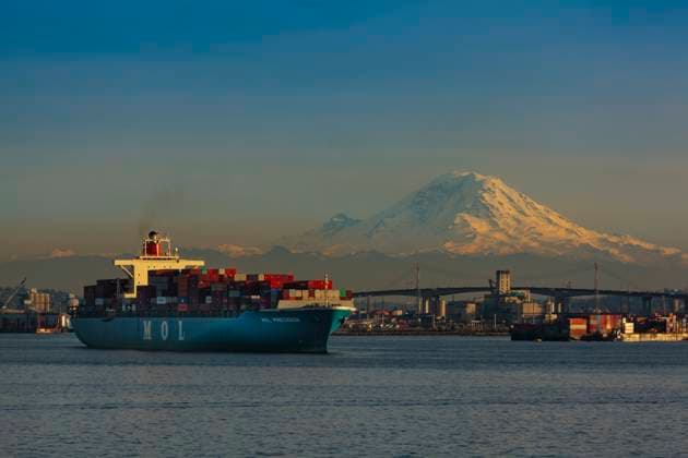 MOL Container ship leaving Elliott Bay in Seattle, Mount Rainier in the background, Seattle, Washington State, USA. (Editorial Use Only)  Copyright: xRobxCaseyx x US48 RCA0383