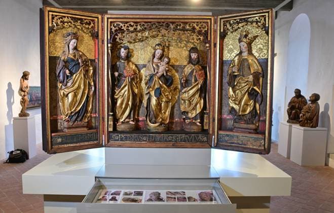 Entertainment Themen der Woche KW16 Im Himmel zu Hause- Christliche Kunst zwischen Gotik und Barock Dank einer engen Kooperation zwischen den KUNSTSAMMLUNGEN ZWICKAU Max Pechstein Museum und den Kunstsammlungen Chemnitz können Besucher ab dem 16. April 2025 einen außergewöhnlichen Querschnitt mittelalterlicher Sakral- und Bildhauerkunst erleben. Ausgewählte Werke des umfangreichen Bestandes aus Zwickau im Chemnitzer Schloßbergmuseum zu Gast Insbesondere rückt ein imposanter Flügelaltar (im Bild)in den Mittelpunkt, der vom Zwickauer Bildschnitzer Peter Breuer im Jahre 1514 für die Dorfkirche in Vielau geschaffen wurde. Dieser Altar gilt heute als einer der qualitativ herausragendsten seiner Art. Er zeigt den zeittypischen Glauben sowie die kunsthandwerkliche Finesse der Epoch Chemnitz_Schloßbergmuseum_009-1504-25