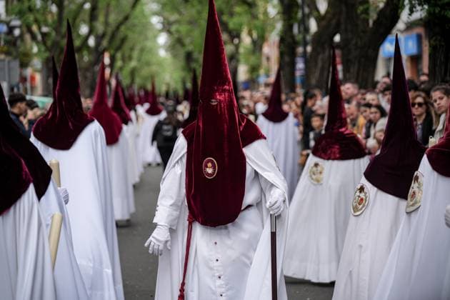 News Themen der Woche KW16 News Bilder des Tages Holy Week in Seville Holy Tuesday Nazarenes of the Brotherhood of Cerro del Aguila that makes penitence station this Holy Tuesday April 15, 2025, in Seville Andalusia, Spain Holy Week is one of the most important celebrations for Catholics, and in Seville acquires a special dimension For more than a week, the city is transformed nearly sixty brotherhoods walk its streets between Friday of Sorrows and Easter Sunday, accompanied by thousands of nazarenos, costaleros, musicians and devotees 15 APRIL 2025 María José Ló Seville, Andalucia Seville, Andalucia Spain  Copyright: xMariaxJosÃ xLopezx 6648197