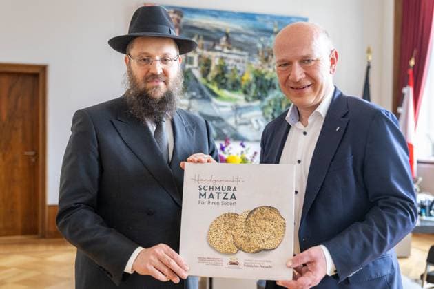 Bilder des Jahres 2025, News 04 April News Themen der Woche KW16 News Bilder des Tages Kai Wegner, Regierender Bürgermeister von Berlin, Rabbiner Yehuda Teichtal; Begrüßung des Vorstandsvorsitzenden der Jüdischen Gemeinde Chabad Berlin, Rabbiner Yehuda Teichtal, zum Beginn des Pessach-Fests am 12. April mit Übergabe einer Mazza Schemura; , am 15.04.2025 in Berlin, (Rotes Rathaus, Amtszimmer), Deutschland *** Kai Wegner, Governing Mayor of Berlin, Rabbi Yehuda Teichtal Greeting by the Chairman of the Board of the Jewish Community Chabad Berlin, Rabbi Yehuda Teichtal, at the beginning of the Passover festival on April 12 with the presentation of a Mazza Shemura , on April 15, 2025 in Berlin, Rotes Rathaus, Amtszimmer , Germany