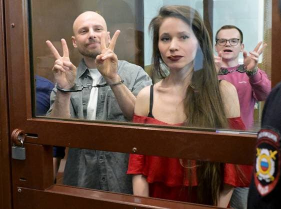 News Themen der Woche KW16 News Bilder des Tages Russia Journalists Extremism Case Trial 8902113 15.04.2025 Journalists Sergey Karelin, Antonina Favorskaya and Artyom Kriger, charged with extremism over alleged ties to the late opposition figure Alexei Navalny, are seen inside a defendant s cage during a verdict hearing at the Nagatinsky District Court in Moscow, Russia. Alexey Nikolskiy Sputnik Moscow Russia  Copyright: xAlexeyxNikolskiyx