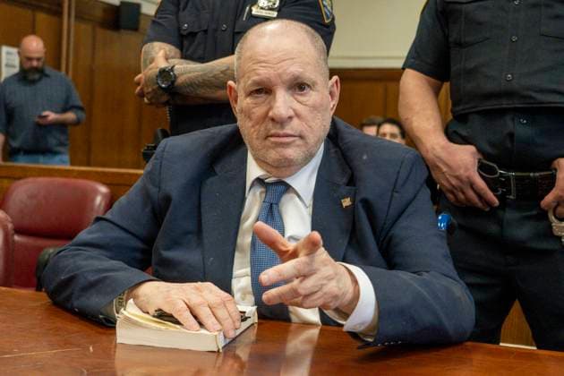 Bilder des Jahres 2025, News 04 April News Themen der Woche KW16 News Bilder des Tages Former film producer Harvey Weinstein appears in court for his retrial at Manhattan Criminal Court in New York, NY on Tuesday, April, 15, 2025. Weinstein was convicted of first-degree criminal sexual act and third-degree rape in 2020 and sentenced to 23 years in prison, but the conviction was overturned on appeal in April 2024. Weinstein is now being re-tried on the charges. Pool  NYP20250415101 StevenxHirsch