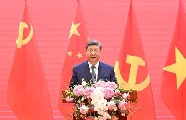 News Themen der Woche KW16 News Bilder des Tages (250415) -- HANOI, April 15, 2025 -- Chinese President Xi Jinping, also general secretary of the Communist Party of China (CPC) Central Committee, delivers a speech at the International Convention Center in Hanoi, capital of Vietnam, April 15, 2025. Xi delivered the speech during his meeting with representatives of the Chinese and Vietnamese People s Friendship Meeting here, alongside General Secretary of the Communist Party of Vietnam Central Committee To Lam and Vietnamese President Luong Cuong. ) VIETNAM-HANOI-CHINA-XI JINPING-TO LAM-LUONG CUONG-CHINESE & VIETNAMESE PEOPLE S FRIENDSHIP MEETING ShenxHong 