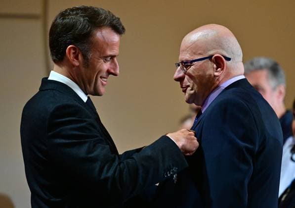 Bilder des Jahres 2025, News 04 April News Bilder des Tages French President Emmanuel Macron during an award ceremony in honor of craftspeople and officials who contributed to the restoration of Notre Dame Cathedral at the Elysee Palace in Paris French President Emmanuel Macron during an award ceremony in honor of craftspeople and officials who contributed to the restoration of Notre Dame Cathedral at the Elysee Palace in Paris French President Emmanuel Macron during an award ceremony in honor of craftspeople and officials who contributed to the restoration of Notre Dame Cathedral at the Elysee Palace in Paris French President Emmanuel Macron during an award ceremony in honor of craftspeople and officials who contributed to the restoration of Notre Dame Cathedral at the Elysee Palace in Paris, Fran  Copyright: xChristianxLiewigx xBestimagexChristianxLiewigx xBestimagex