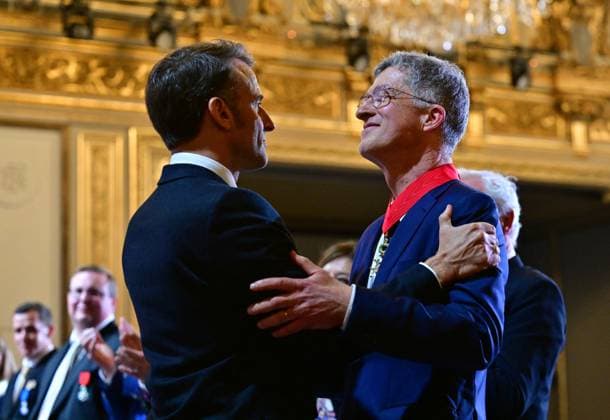 Le président français Emmanuel Macron lors dune cérémonie de remise de prix aux artisans et des fonctionnaires qui ont contribué à la restauration de la cathédrale Notre Dame au palais de présidentiel de lÉlysée à Paris Le président de létablissement public Rebatir Notre Dame de Paris Philippe Jost Le président français Emmanuel Macron lors dune cérémonie de remise de prix aux artisans et des fonctionnaires qui ont contribué à la restauration de la cathédrale Notre Dame au palais de présidentiel de lÉlysée à Paris, France, le 15 avril 2025 Christian Liewig Bestimage French President Emmanuel Macron during an award ceremony in honour of craftspeople and officials who contributed to the restoration of Notre Dame Cathedral at the Elysee Palac  Copyright: xChristianxLiewigx xBestimagexChristianxLiewigx xBestimagex