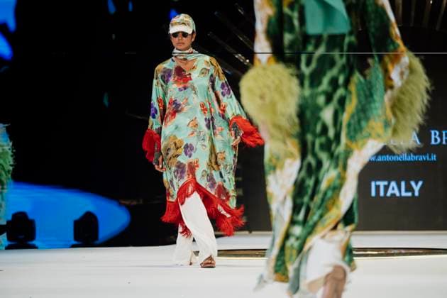 First runaway of Modest Fashion Week in Abu Dhabi, UAE - 14 Apr 2025 A model from Antonella Bravi walks the runway during the event. Designers Haba (Qatar), Antonella Bravi (Italy), Afrik Abaya (Nigeria), Tug Fashion (Turkey), Bespoken Atelier (UAE), first runaway of the first day of Abu Dhabi Modest Fashion Week 2025 from (14-16 April), organized by Think Fashion at St. Regis Saadiyat Island Resort. Abu Dhabi United Arab Emirates Copyright: xValeriaxFerrarox xSOPAxImagesx FerraroValeria_14042025_First runaway of Modest Fashion Week in Abu Dhabi (14 April)_21