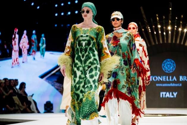 First runaway of Modest Fashion Week in Abu Dhabi, UAE - 14 Apr 2025 Models from Antonella Bravi walk the runway during the event. Designers Haba (Qatar), Antonella Bravi (Italy), Afrik Abaya (Nigeria), Tug Fashion (Turkey), Bespoken Atelier (UAE), first runaway of the first day of Abu Dhabi Modest Fashion Week 2025 from (14-16 April), organized by Think Fashion at St. Regis Saadiyat Island Resort. Abu Dhabi United Arab Emirates Copyright: xValeriaxFerrarox xSOPAxImagesx FerraroValeria_14042025_First runaway of Modest Fashion Week in Abu Dhabi (14 April)_25