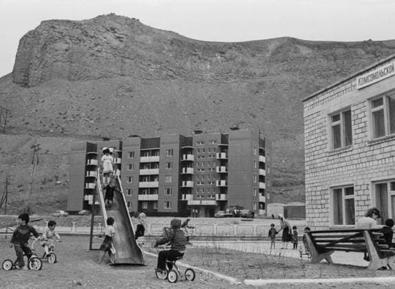 Archivbilder der Woche KW16 Dagestan ASSR, USSR. RSFSR. Preschoolers walk on the playground of a new kindergarten in Svetogorsk, a settlement of Irganai Hydroelectric Power Plant builders in Untsukul District.  18938340