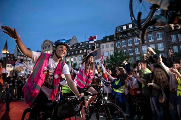 News Themen der Woche KW16 News Bilder des Tages NEWS: Des Ã tudiants cyclistes serbes fÃªtent avec des manifestants leur arrivÃ e sur la place Kleber Ã la fin de leur voyage Ã vÃ lo de Novi Sad Ã Strasbourg, en France, le 15 avril 2025. 80 Ã tudiants serbes sont arrivÃ s Ã Strasbourg, siege de plusieurs institutions europÃ ennes, le 15 avril 2025 au soir, au terme d un pÃ riple Ã vÃ lo de 1 400 km pour dÃ noncer la corruption en Serbie, secouÃ e par des manifestations depuis des mois.  Copyright: xELYXANDROxCEGARRAx