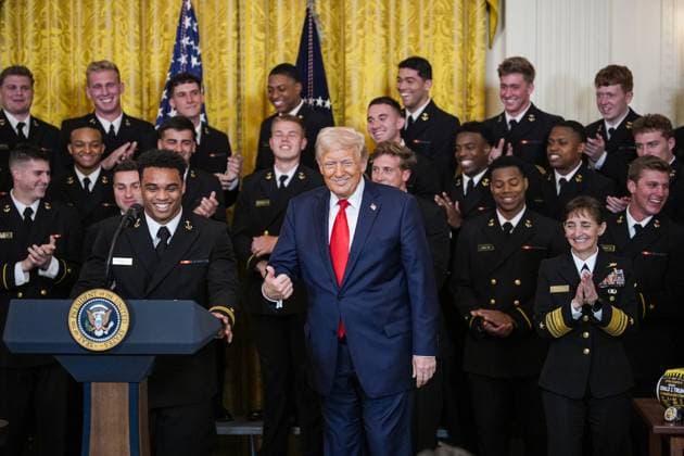 News Themen der Woche KW16 Donald Trump welcomes the Navy Midshipmen - Washington Daba Fofana stands at the podium next to US President Donald Trump at the Commander-in-Chief Trophy Presentation to the Navy Midshipmen - the United States Naval Academy, in the East Room at the White House in Washington on April 15, 2025. Photo by Yuri Gripas ABACAPRESS.COM  Copyright: xPool ABACAx