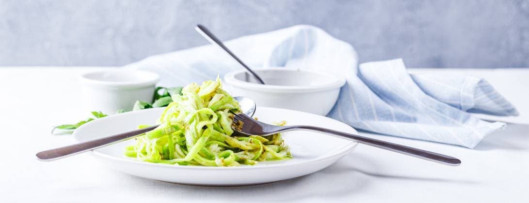 Gesunde Zucchini Nötchen mit Pesto Healthy Zucchini Noddles with pesto on white background. Long wide banner (License=RF) Copyright: xZoonar.com BurakovaxIrinax 23170700