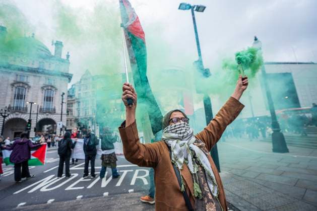 Bilder des Jahres 2025, News 04 April News Themen der Woche KW16 News Bilder des Tages April 15, 2025, London, United Kingdom: A pro-Palestinian protestor holds aloft a green flare whilst stopping traffic in Piccadilly Circus, during the demonstration. Youth Demand, once again initiated a series of swarming roadblocks, around 50 activists blocked traffic and caused major disruption in various locations across Central London. This is the latest action of their month-long campaign, demanding a complete trade embargo on Israel. London United Kingdom - ZUMAs197 20250415_aaa_s197_047 Copyright: xLabxMox