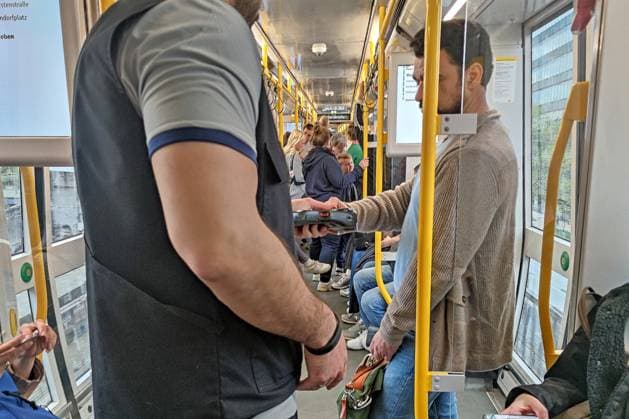 Deutschland, 15.04.2025: Fahrkartenkontrolle in einer U-Bahn *** Germany, 15 04 2025 Ticket inspection in an underground train Copyright: xdtsxNachrichtenagenturx dts_64550