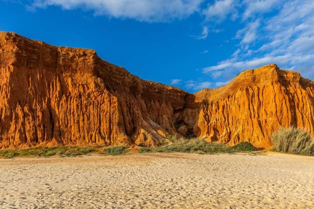 Creative Highlights World Felsformation an einer Kies- und Sandküste. Rote Klippen mit erstaunliche Formationen am Sandstrand. Praia da Falésia, Algarve, Portugal Incredible rock formation on a pebble and sand coast. Red cliffs with red soil and amazing formations on the sandy beach. Praia da Falésia, bathed in warm sunlight, Algarve, Portugal (License=RF) Copyright: xZoonar.com JanxWehnertx 23181347