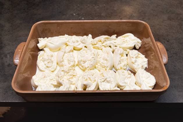 Burrata-Käsekugeln in einer Schale mit schwerer Sahne. Fresh burrata cheese balls served in a rich layer of heavy cream, displayed in a tray for catering or gourmet preparation. (License=RF) Copyright: xZoonar.com Katerina.Kubatinax kubatina.com x 23176946