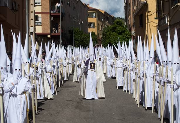 News Themen der Woche KW16 News Bilder des Tages April 15, 2025, Malaga, Spain: Penitents from ˜El Rocio™ brotherhood are seen walking and holding candles as they take part in a procession during the Holy Tuesday, to mark the Holy Week celebrations. Thousands of worshippers wait to see the processions with the statues of Christ and the Virgin Mary as part of the traditional Holy Week celebrations. In Andalusia, Easter brings together thousands of people from all over the world and it s considered one of the most important religious and cultural events of the year. Malaga Spain - ZUMAs197 20250415_aaa_s197_205 Copyright: xJesusxMeridax
