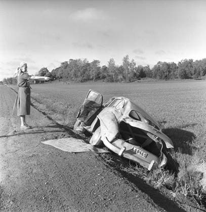 Archivbilder der Woche KW16 Autounfall in den 1950er Jahren. Ein Personenwagen, ein Opel Kapitän aus den Jahren 1951 1953, liegt verunglückt am Straßenrand Das Kennzeichen des Fahrzeugs lautet A48465. Jahr: 1955. Eine Frau steht am Straßenrand und deutet in die Richtung des Autos. Svahn Car accident in the 1950s. A passenger car, an Opel Kapitän from 1951–1953, lies crashed on the side of the road. The vehicle s registration number is A48465. Year: 1955. A woman is standing beside on the road pointing in the direction of the car. Svahn Copyright: imageBROKER Sjoberg ibljsj13145848.jpg