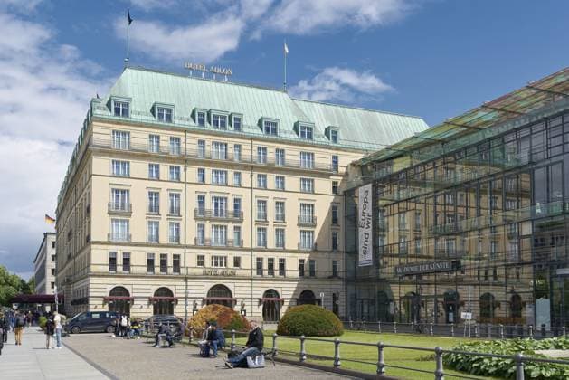 Das berühmte Hotel Adlon am Pariser Platz in Berlin The famous Hotel Adlon on Pariser Platz in Berlin Copyright: imageBROKER HEIKOxKUEVERLING ibxiqx13096583.jpg