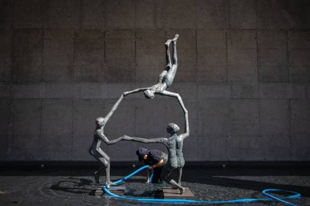 Entertainment Themen der Woche KW16 Entertainment Bilder des Tages Chile Daily Life A woman cleans a public fountain in downtown Santiago, Chile, on April 15. Santiago Region Metropolitana Chile  Copyright: xJoshuaxArguellox originalFilename: arguello-chiledai250415_np95Y.jpg
