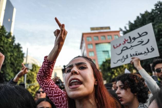 News Themen der Woche KW16 Protests Erupt In Tunis After Wall Collapse Kills Schoolchildren From Sidi Bouzid A young Tunisian woman shouts anti-government slogans while gesturing, as another holds up a placard reading in Arabic down with the president , during a demonstration held by hundreds of Tunisians in Tunis, Tunisia, on April 15, 2025, to protest government negligence following the deaths of three schoolchildren from Mezzouna, Sidi Bouzid, after a school wall collapses. The demonstrators call for the fall of the regime and chant slogans against Tunisian President Kais Saied. The UGTT union observes a school strike as a sign of mourning and to denounce what it describes as the authorities failure to find real and serious solutions to save public schools . T  Copyright: xChedlyxBenxIbrahimx originalFilename: benibrahim-protests250415_npEix.jpg