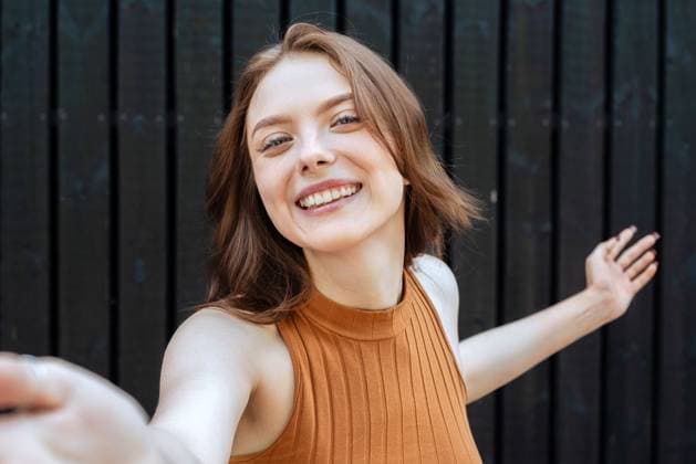 Creative Highlights Symbolfotos Smiling young woman enjoying the moment outdoors Homie?, Gomel Region, Belarus R_NAJJ250414-1701611-01 ,model released, Symbolfoto