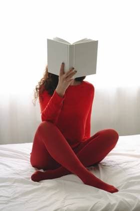 Creative Highlights Symbolfotos woman hides face with book while reading Ukrainka, Kyiv Oblast, Ukraine R_EODB250415-1705336-01 ,model released, Symbolfoto