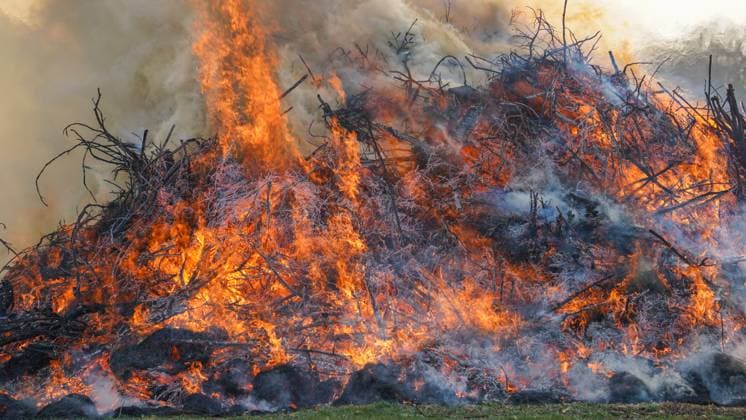 Deutschland, Europa Osterfeuer, Kinder mit Fackeln, Entzündung des Holzhaufens, Dorftradition, Frühling, Brauchtumspflege, ländliches Fest, Osterbrauch, Familienereignis, Gemeinschaftsgefühl, Zuschauer, große Flammen, Feuerwehr im Einsatz, Brandschutz, Sicherheitsvorkehrungen, Ehrenamt, Ostfriesland, öffentliches Osterfest, Brauchtumsveranstaltung, Frühlingsritual. Symbolfoto *** Germany, Europe Easter bonfire, children with torches, lighting of the woodpile, village tradition, springtime, preservation of customs, rural festival, Easter custom, family event, sense of community, spectators, large flames, fire department in action, fire protection, safety precautions, voluntary work, East Frisia, public Easter festival, custom Copyright: xJOERANxSTEINSIEKx
