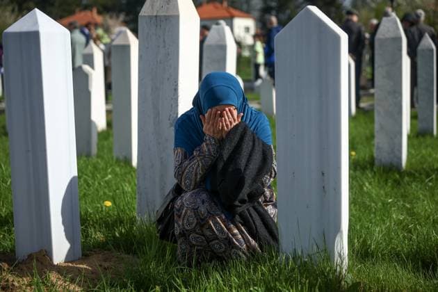 News Themen der Woche KW16 News Bilder des Tages Ahmici Massacre A woman cries near the grave of her relative in Ahmici village during 32nd anniversary of Ahmici massacre in Vitez, Bosnia and Herzegovina on April 16, 2025. Around 120 people was murderd by members of the Croatian Defence Council.  ArminxDurgut PIXSELL