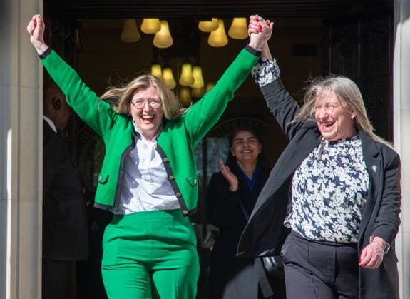 News Themen der Woche KW16 April 16, 2025, London, England, United Kingdom: SUSAN SMITH (L) and MARION CALDER, directors of the For Women Scotland group, are seen outside The Supreme Court in London after judges have ruled that woman in UK law refers to biological sex, marking the end of a long-running legal battle between the Scottish government and For Women Scotland campaign group. London United Kingdom - ZUMAs262 20250416_zip_s262_013 Copyright: xTayfunxSalcix
