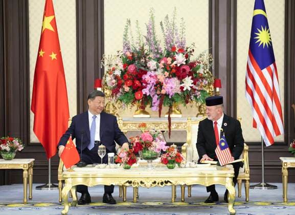 News Themen der Woche KW16 News Bilder des Tages (250416) -- KUALA LUMPUR, April 16, 2025 -- Chinese President Xi Jinping meets with Malaysian King Sultan Ibrahim Sultan Iskandar at the National Palace in Kuala Lumpur, Malaysia, April 16, 2025. ) MALAYSIA-KUALA LUMPUR-CHINA-XI JINPING-MALAYSIA S KING-MEETING HuangxJingwen 