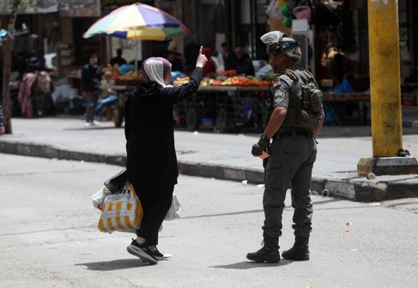 News Themen der Woche KW16 News Bilder des Tages Israeli forces organize raid as the army restrict the movement of citizens by closing shops on the third day Israeli forces organize raid as the army restrict the movement of citizens by closing shops on the third day of Passover in Hebron, West Bank on April 16, 2025. Photo by Mamoun Wazwaz apaimages Hebron West Bank Palestinian Territory 160425_Hebron_MW_00(22) Copyright: xapaimagesxMamounxWazwazx xapaimagesx
