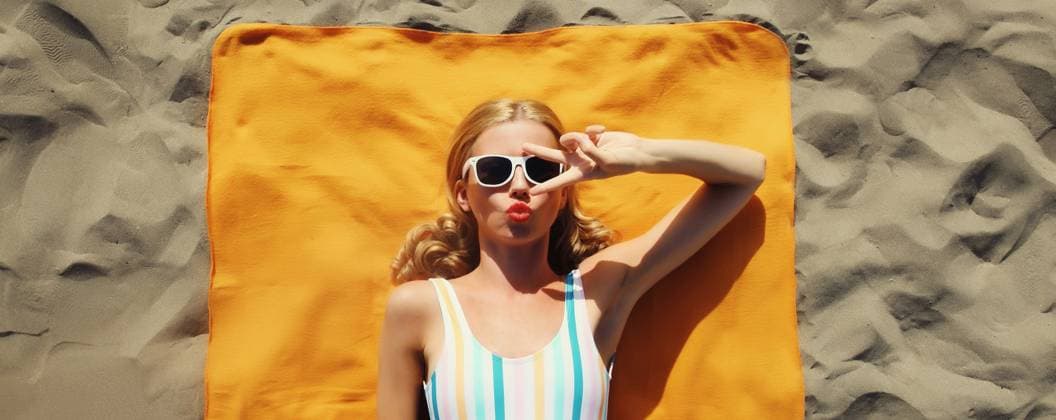 Creative Highlights Symbolfotos Sommerurlaub, glückliche fröhliche Frau am Strand liegend, entspanntes Mädchen auf Handtuch im Badeanzug, Brille Sommerurlaub, glückliche fröhliche Frau am Strand liegend, entspanntes Mädchen auf Handtuch im Badeanzug, Brille (License=RF) ,model released, Symbolfoto Copyright: xZoonar.com VeronikaxKornevax 23158546 ,model released, Symbolfoto ,property released