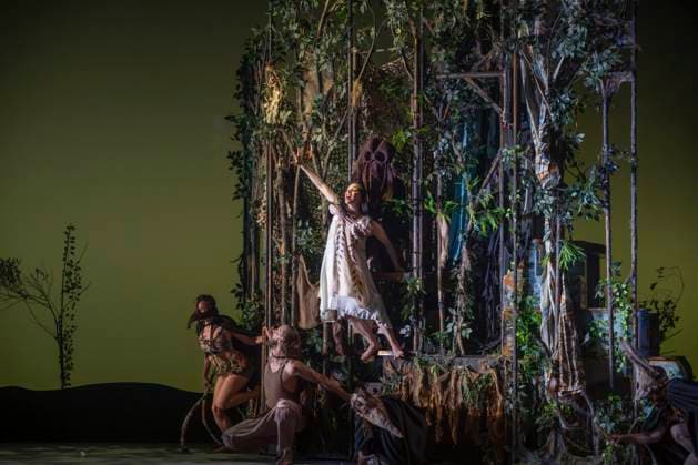 Entertainment Themen der Woche KW16 Entertainment Bilder des Tages Snow White and Snow White: The Sacrifice - Sadlers Wells East in London, UK, 16 April 2025 (Editorial Press use only - not BOOKS) Sadlers Wells East, Stratford, London, UK. 16th April, 2025. Dress rehearsal for balletLORENT™s Snow White at Sadler™s Wells East. Award winning dance theatre company and Sadler™s Wells National Partner Company balletLORENT presents a dance theatre production with two takes on the classic tale of Snow White at Sadler™s Wells East as part of its UK tour. Audiences will experience two distinctive interpretations of the classic tale: a family-friendly retelling of Snow White performed throughout the week from Wednesday 16 April and a darker adaptation for older audiences aged 16+, Snow White: The Sacrific  Copyright: xMALCOLMxPARKx xAvalonx 0988750247