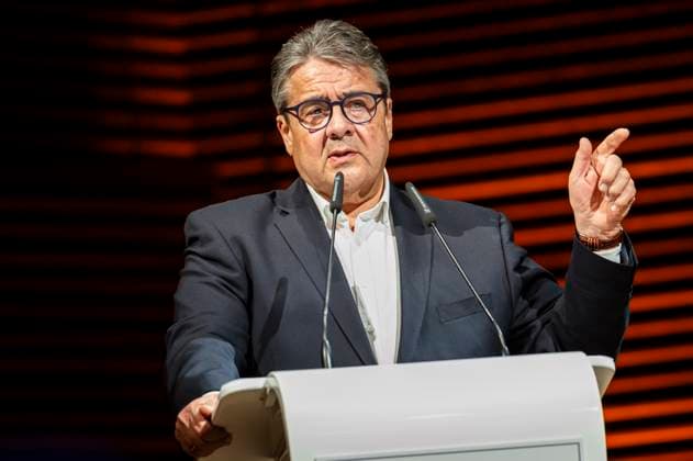 25.03.2025 Weimar: Der ehemalige Vizekanzler Sigmar Gabriel (SPD) spricht beim gemeinsamen Jahresempfang der Industrie- und Handelskammer Erfurt und der Handwerkskammer Erfurt in der Weimarhalle. Jahresempfang IHK HWK *** 25 03 2025 Weimar Former Vice-Chancellor Sigmar Gabriel SPD speaks at the joint annual reception of the Erfurt Chamber of Industry and Commerce and the Erfurt Chamber of Crafts in the Weimarhalle Annual reception IHK HWK