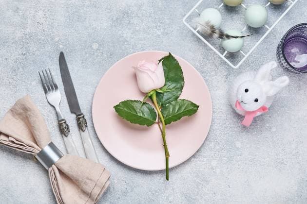 Gedeckter Ostertisch mit frischer rosa Rose auf grauem Steintisch. Ansicht von oben. Elegantes Osterfestessen. Gedeckter Ostertisch mit frischer rosa Rose auf grauem Steintisch. Ansicht von oben. Elegantes Osterfestessen. (License=RF) Copyright: xZoonar.com KatsiarynaxHuravax 23158787