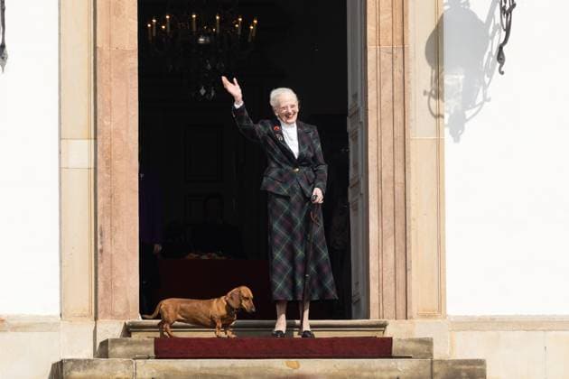 Entertainment Themen der Woche KW16 Entertainment Bilder des Tages HM Queen Margrethe turn 85 on 16 April. The Queen with her dog Tillia attend a concert by the Royal Life Guards Band at Fredensborg Palace. Fredensborg Denmark Copyright: xKristianxTuxenxLadegaardxBergx Queen_Margrethe85_13