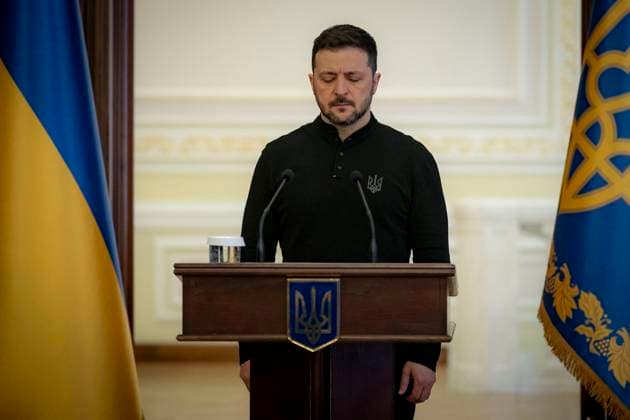 News Themen der Woche KW16 News Bilder des Tages April 16, 2025, Kiev, Kyiv Oblast, Ukraine: Ukrainian President Volodymyr Zelenskyy, stands for a moment of silence before presenting state awards to workers in the defense manufacturing industries in the Hall of Heroes at the Mariinsky Palace, April 16, 2025 in Kiev, Ukraine. Kiev Ukraine - ZUMAp138 20250416_zaa_p138_010 Copyright: xUkrainexPresidency UkrainianxPrex