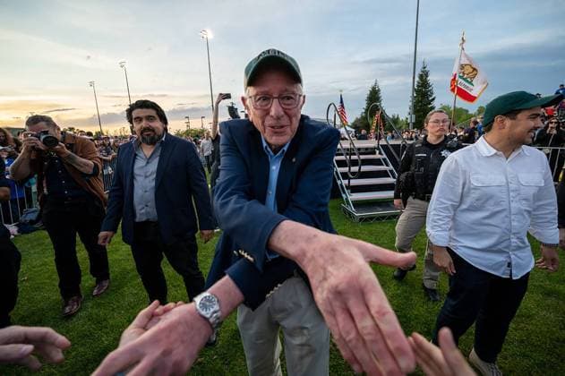 Bilder des Jahres 2025, News 04 April News Bilder des Tages April 16, 2025: Bernie Sanders shakes hands with supporters after the Fighting Oligarchy From Here with Bernie Sanders and AOC rally at Folsom Lake College on April 15, 2025, in Folsom, California. - ZUMAm67_ 20250416_zaf_m67_001 Copyright: xPaulxKitagakixJrx