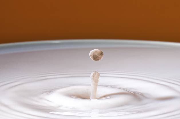 Ein sanfter Tropfen fällt in Milch und entwickelt weiche, konzentrische Kreise, Wassertropfen, Kollision, Highspeed Fotografie, Konzept A gentle drop falls into milk and develops soft, concentric circles, water droplets, collision, high-speed photography, concept Copyright: imageBROKER DieterxFischer ibxdif13141395.jpg
